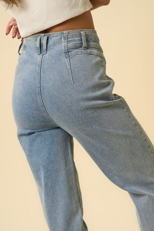 Loose Seam Button Closure Light Wash Denim Jeans