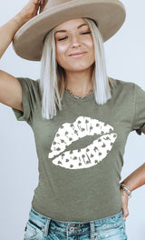 Shamrock Print Kiss St Patricks Graphic Tee king-general-store-5710.myshopify.com